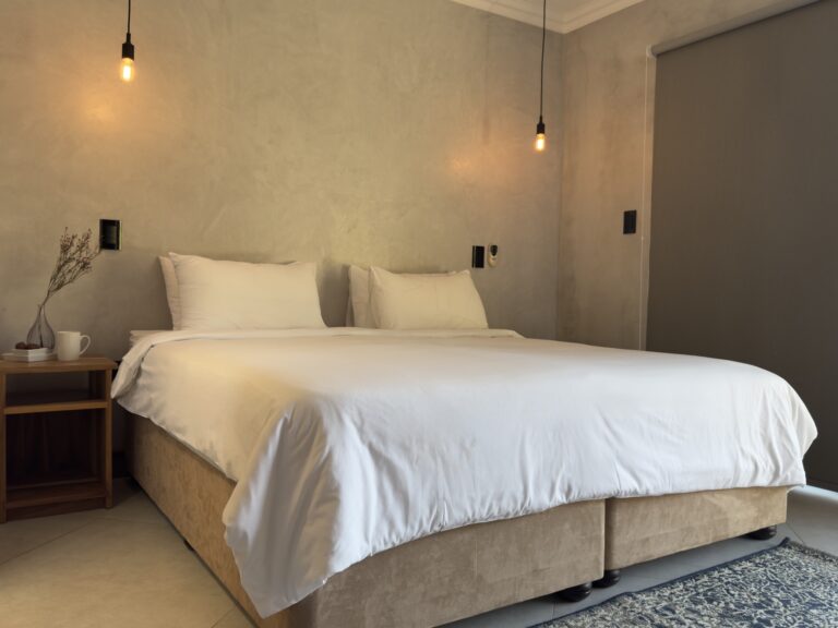 Queen bed
Kitchenette
Walk-in shower