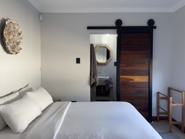 Queen bed
Walk-in shower