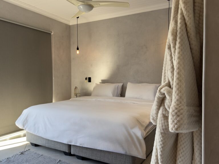 Queen bed
Kitchenette
Walk-in shower