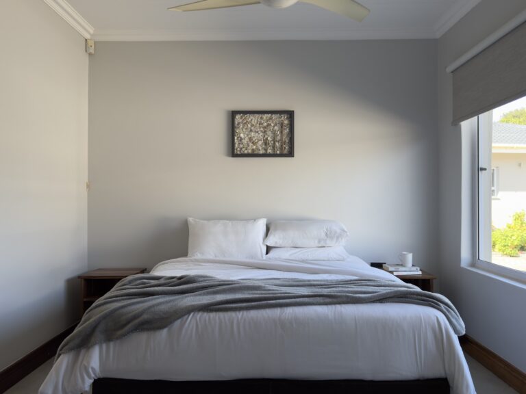 Queen bed
Walk-in shower