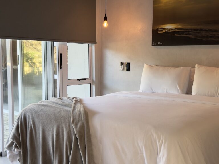 Queen bed
Large Kitchenette
Walk-in shower