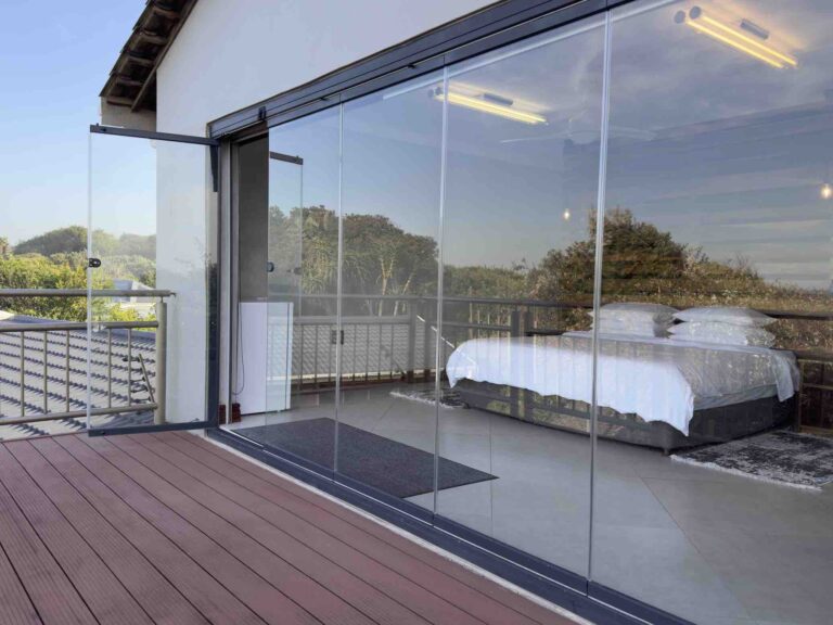 Queen bed
Bar fridge
Work station
Private balcony
Sea views
Double walk-in shower
